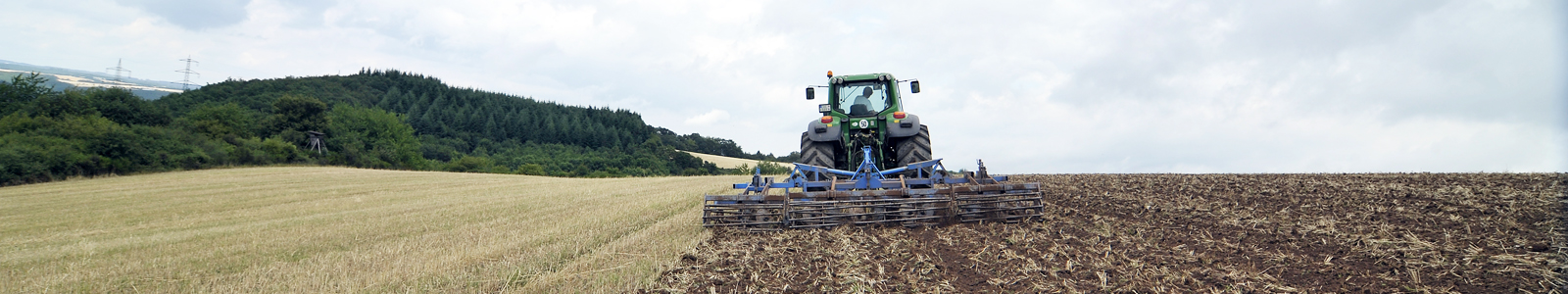 Traktor beim Bearbeiten eines Stoppelackers ©DLR